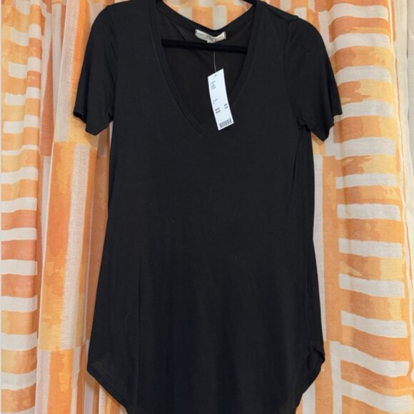 TRULY MADLY DEEPLY Womens Solid Deep V-neck Basic T-Shirt Small - Picture 2 of 3